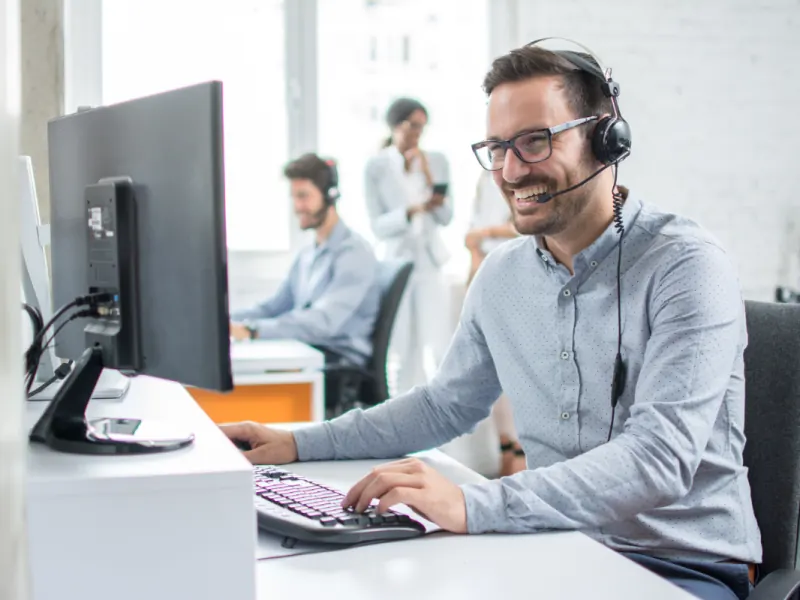 Selvik adviser answering a customer question